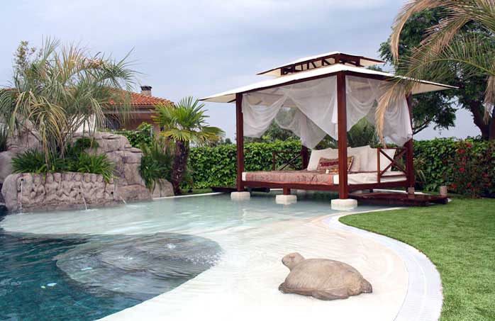 Piscina de arena con rocas y cascada