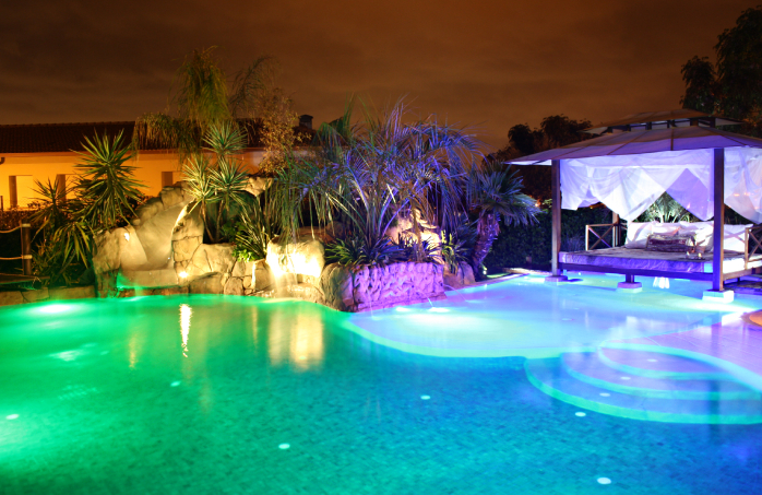 Piscina pequeña con rocas