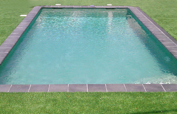 Piscina de obra con cesped