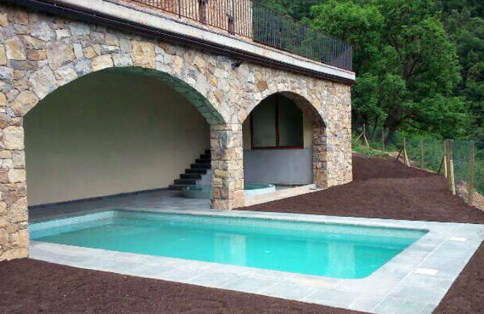 Piscina d'obra amb jacuzzi