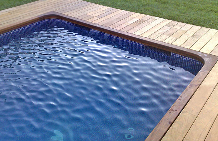 Piscina de obra con madera