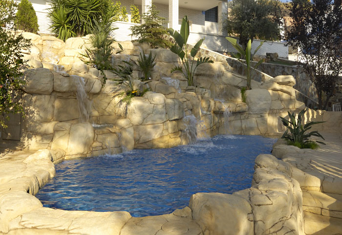 Piscina temática con cascada